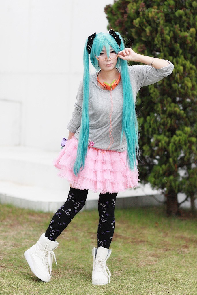 cosplayer in pink skirt
