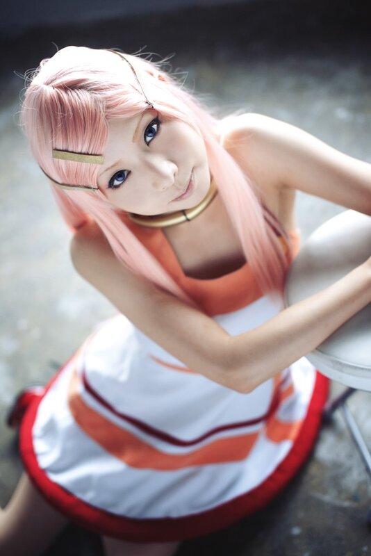 cosplayer in pink wig and dress