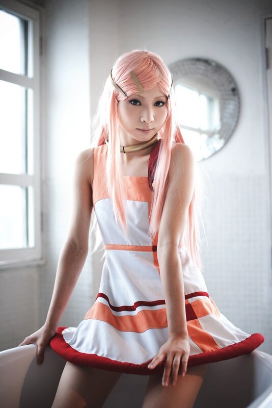 cosplayer in pink wig and dress
