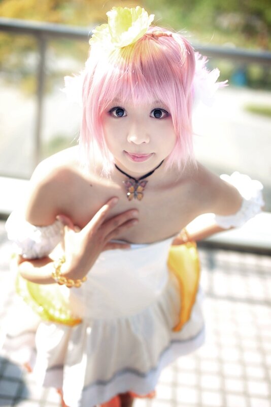 cosplayer in pink wig and white dress