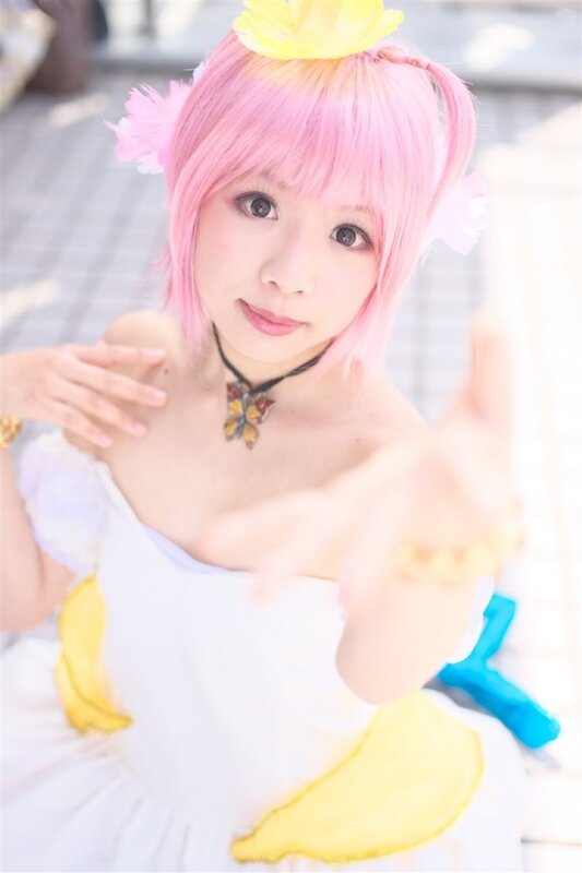 cosplayer in pink wig and white dress