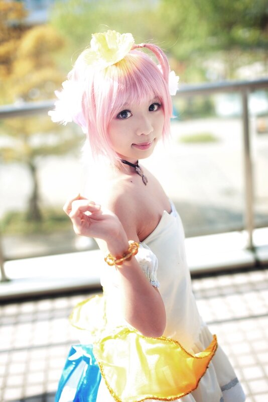 cosplayer in pink wig and white dress