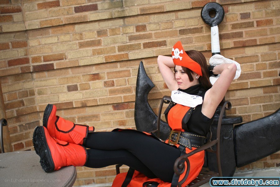 cosplayer in pirate costume