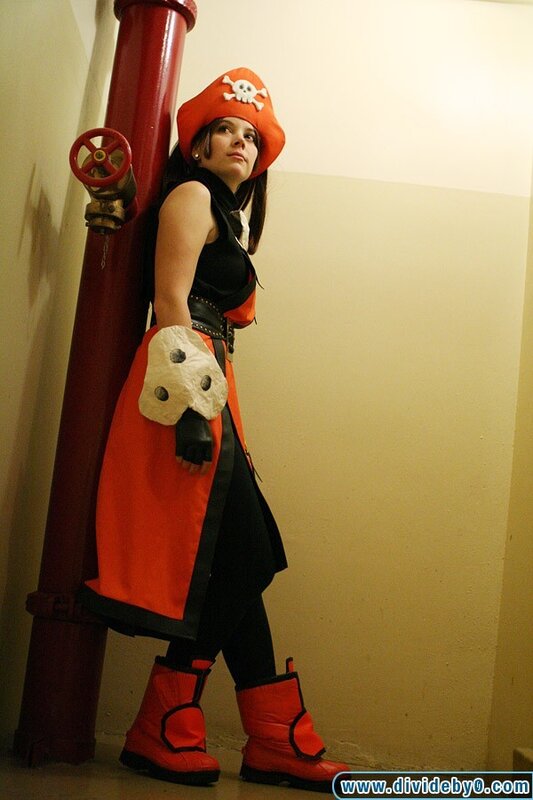 cosplayer in pirate costume