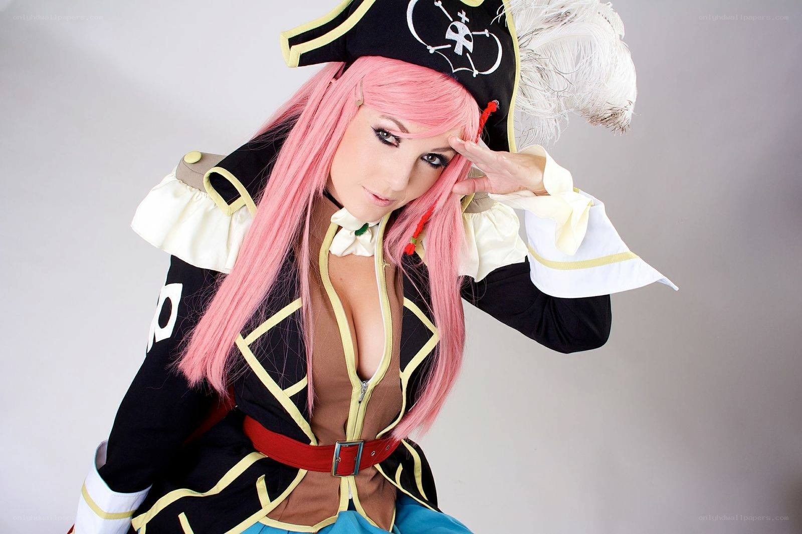 cosplayer in pirate costume