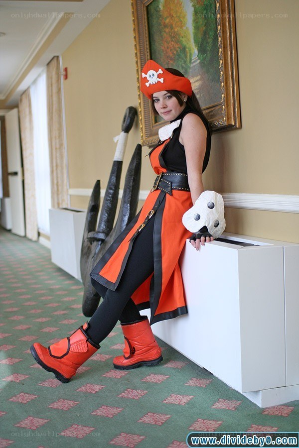 cosplayer in pirate costume