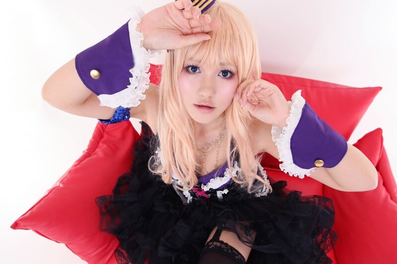 cosplayer in purple and black outfit