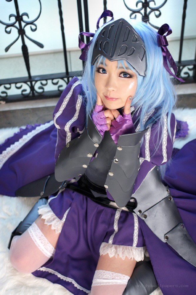 cosplayer in purple and silver armor