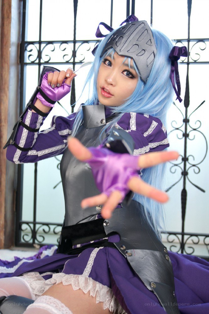 cosplayer in purple and silver armor