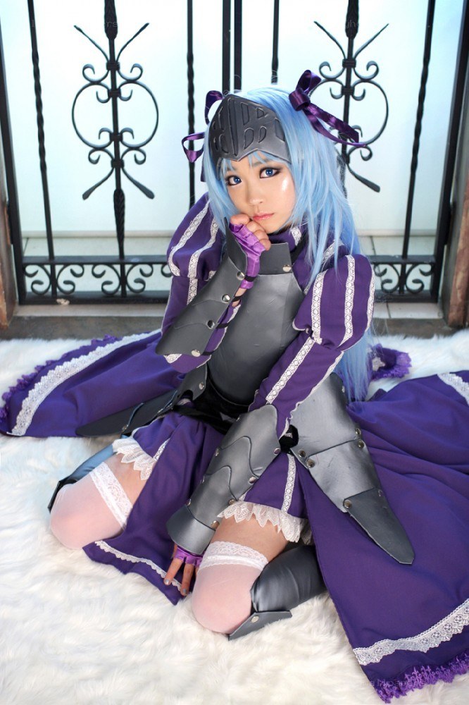 cosplayer in purple and silver armor