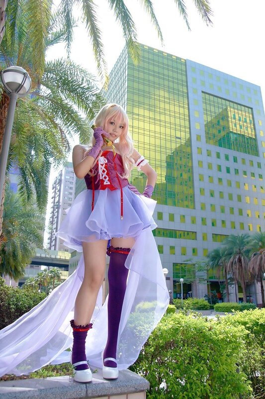 cosplayer in purple and white outfit