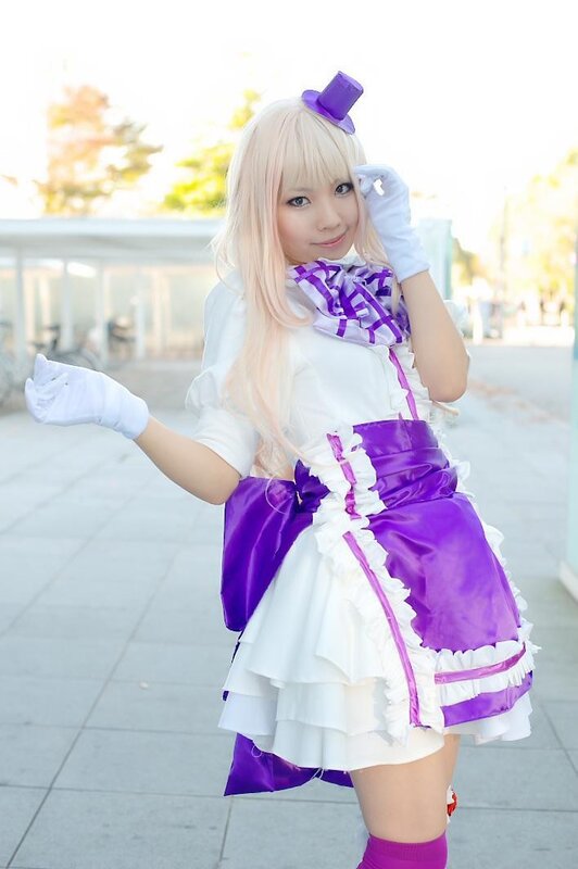 cosplayer in purple and white outfit