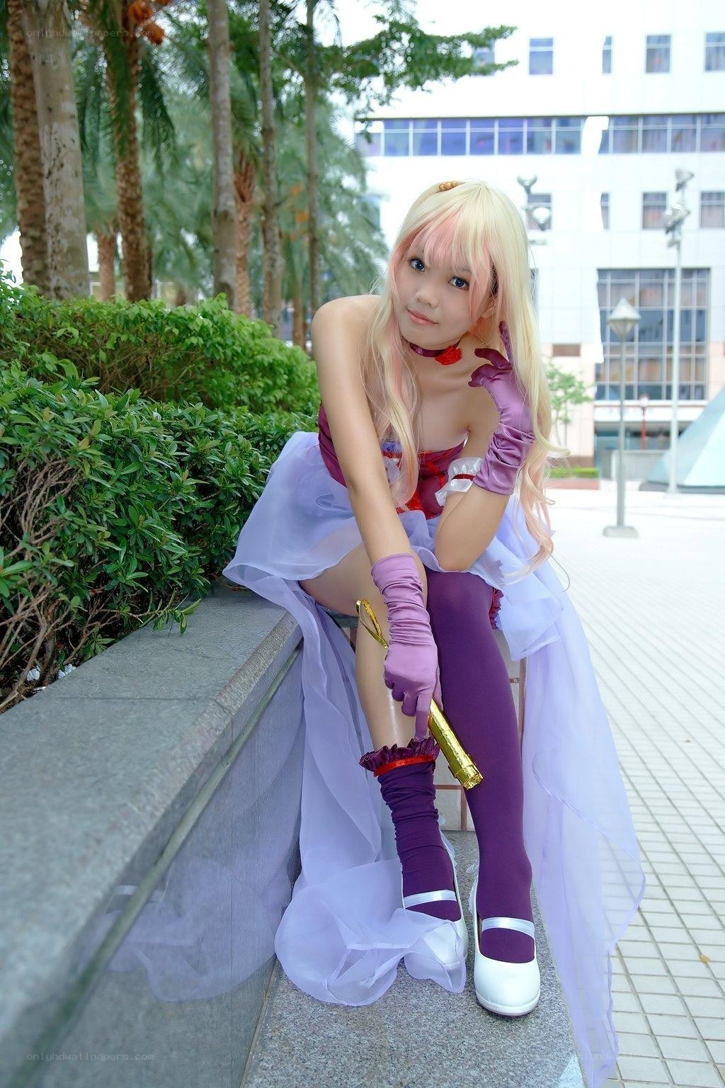 cosplayer in purple costume