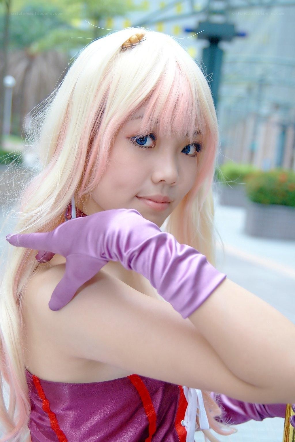 cosplayer in purple costume