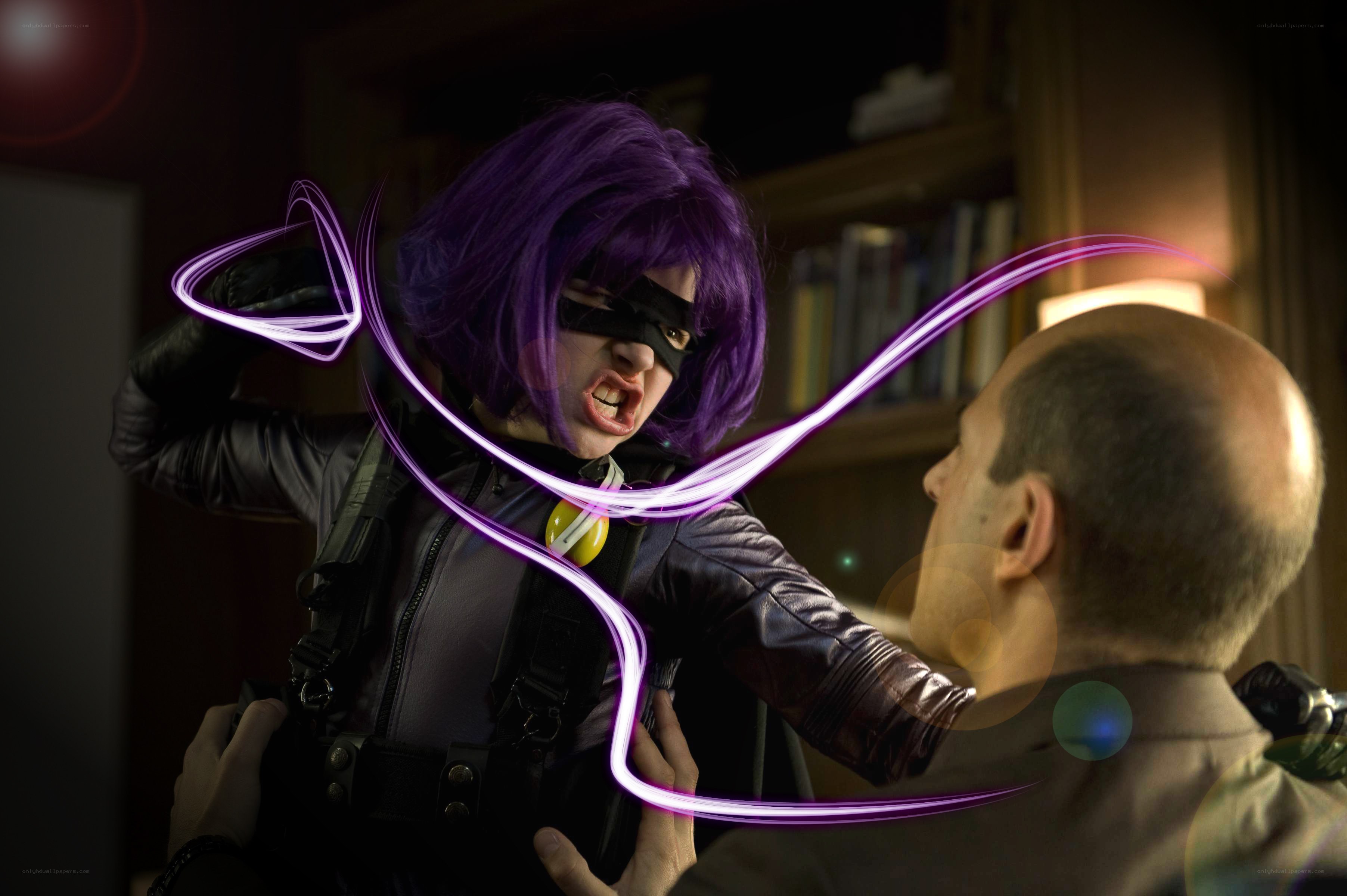Cosplayer in purple costume