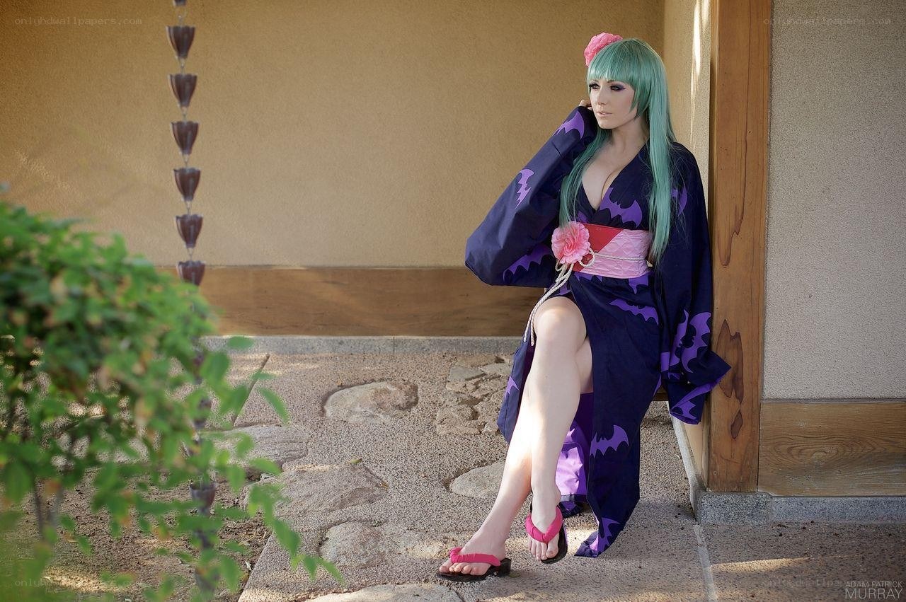 cosplayer in purple kimono