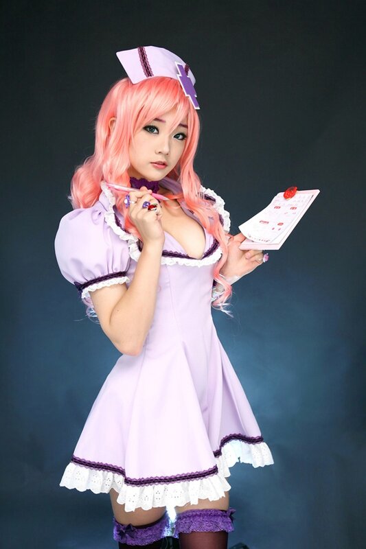 cosplayer in purple maid outfit