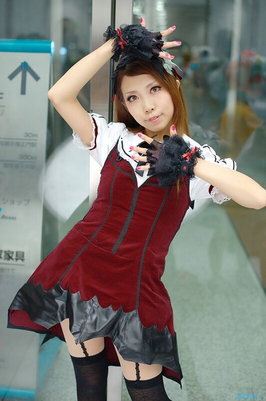 cosplayer in red and black dress