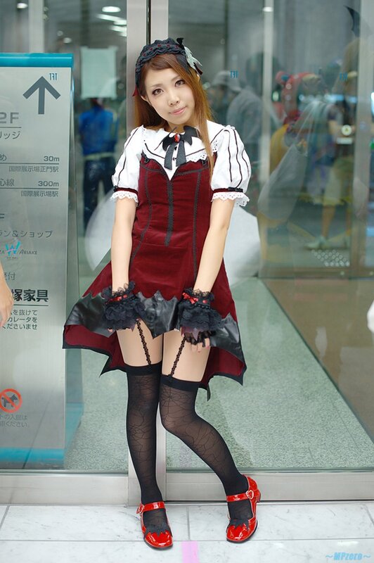 cosplayer in red and black dress
