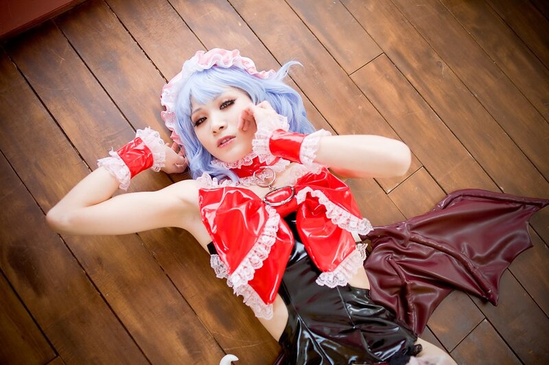 cosplayer in red and black outfit