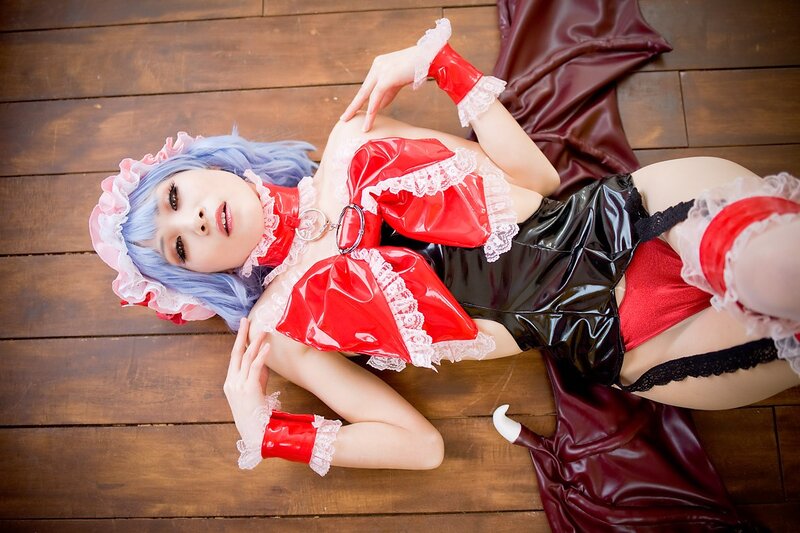 cosplayer in red and black outfit
