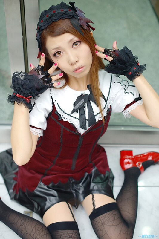 cosplayer in red and black outfit