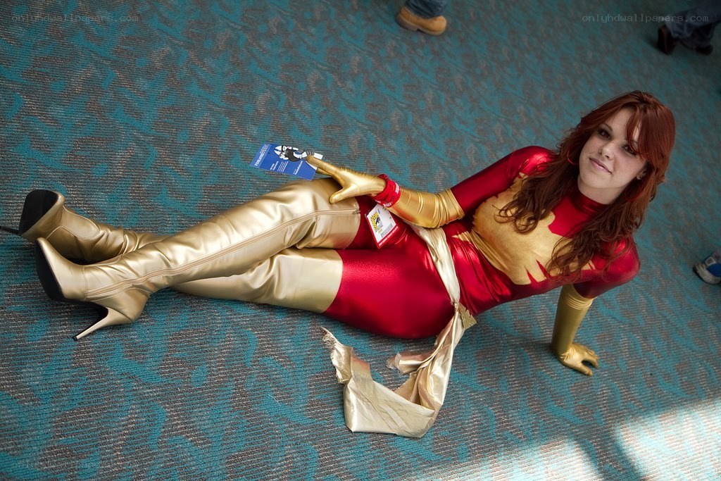 cosplayer in red and gold costume