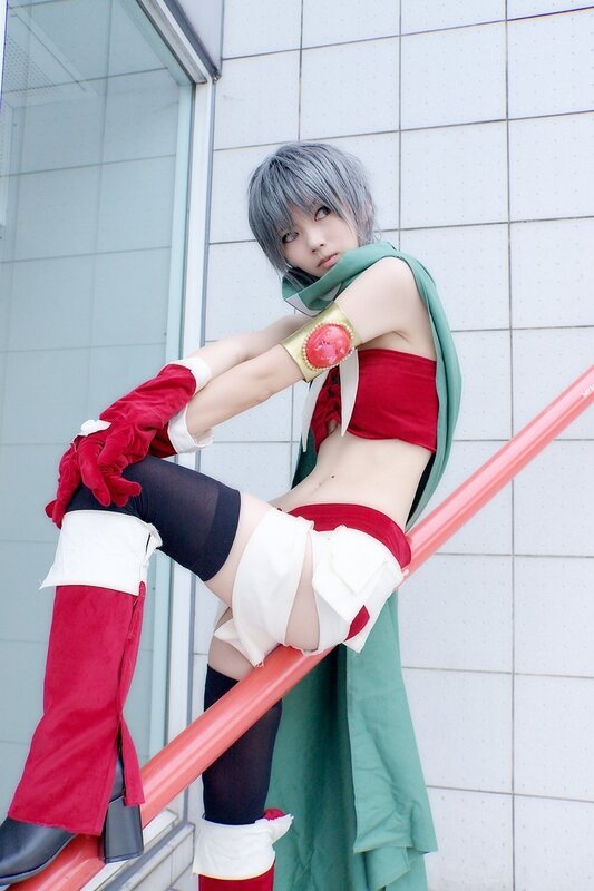 cosplayer in red and green costume