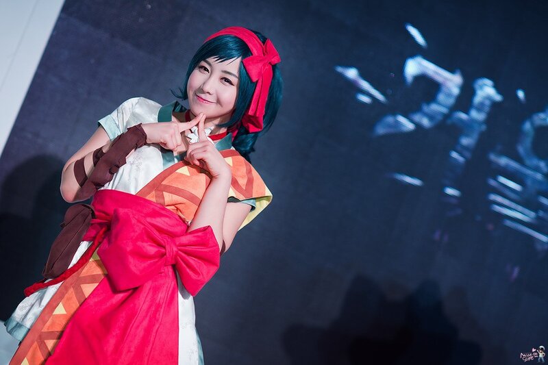 cosplayer in red and green costume