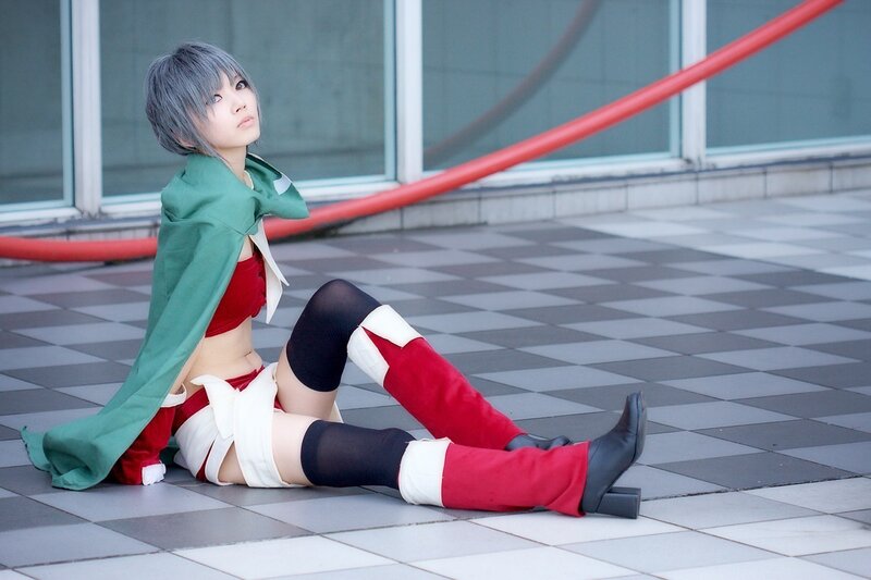 cosplayer in red and green costume
