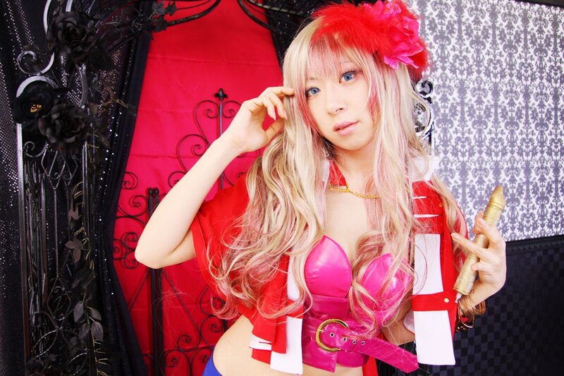 cosplayer in red and pink costume