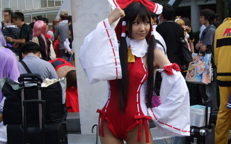 Cosplayer in red and white costume