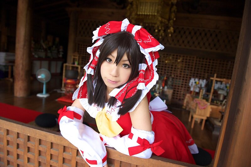 cosplayer in red and white costume