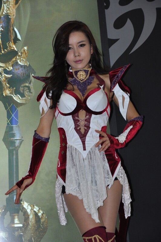 cosplayer in red and white costume