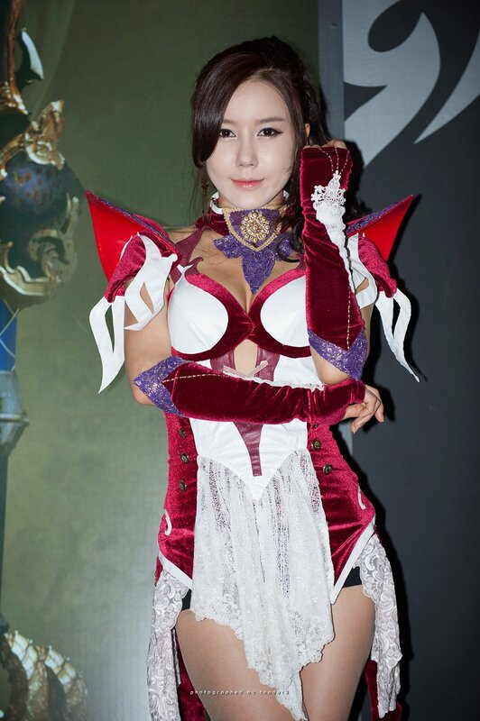 cosplayer in red and white costume