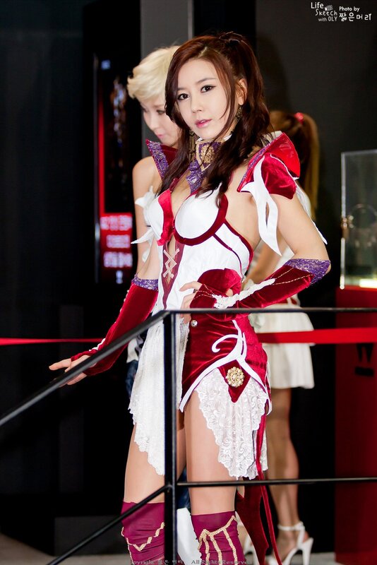 cosplayer in red and white costume