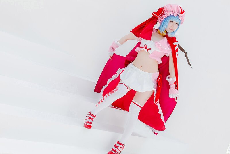 cosplayer in red and white costume
