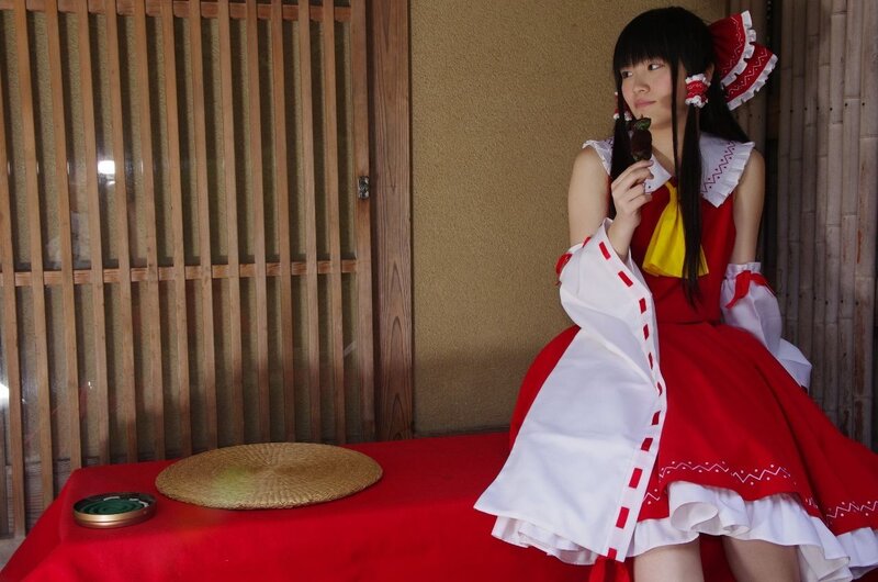 cosplayer in red and white dress