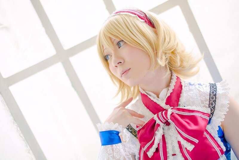 cosplayer in red and white dress