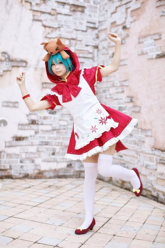 cosplayer in red and white dress