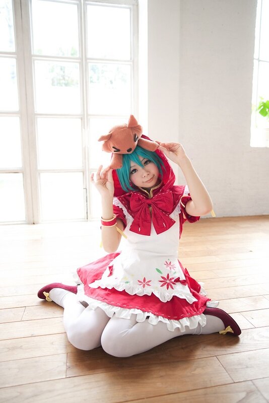cosplayer in red and white dress