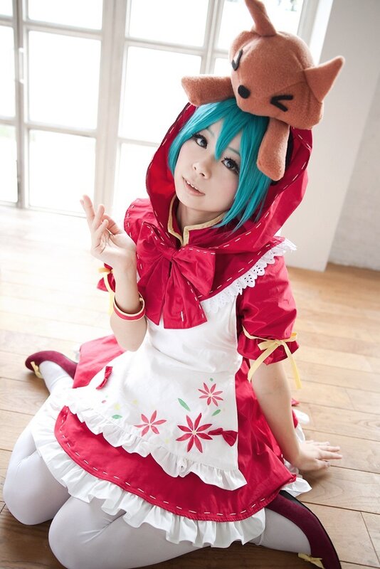 cosplayer in red and white dress