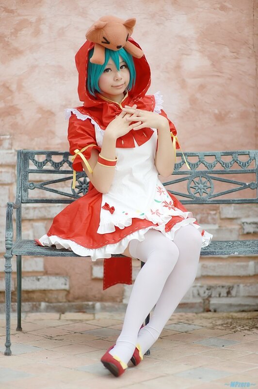 cosplayer in red and white dress