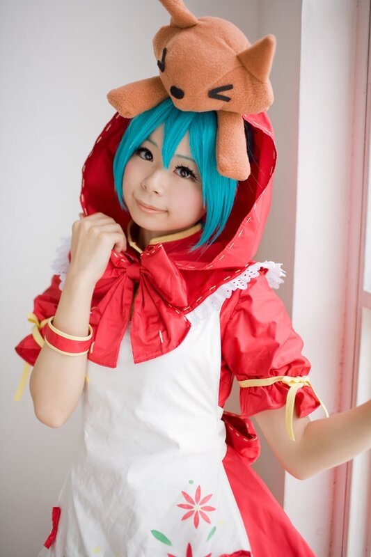 cosplayer in red and white dress