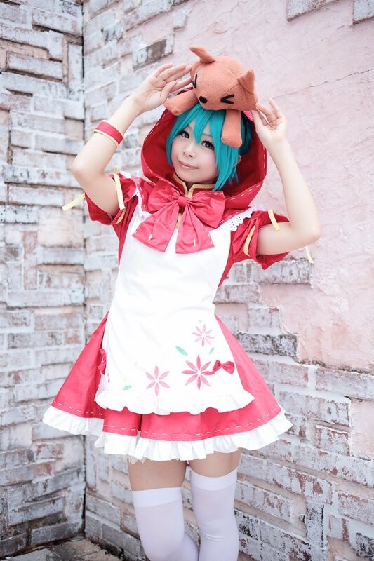 cosplayer in red and white dress