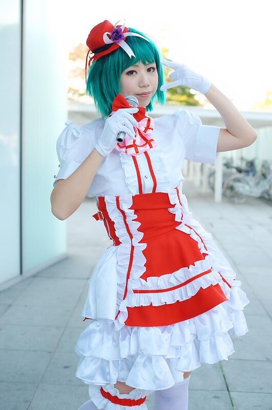 cosplayer in red and white dress