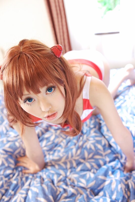 cosplayer in red and white outfit