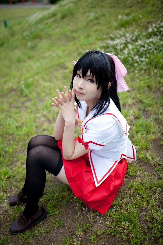 cosplayer in red and white outfit