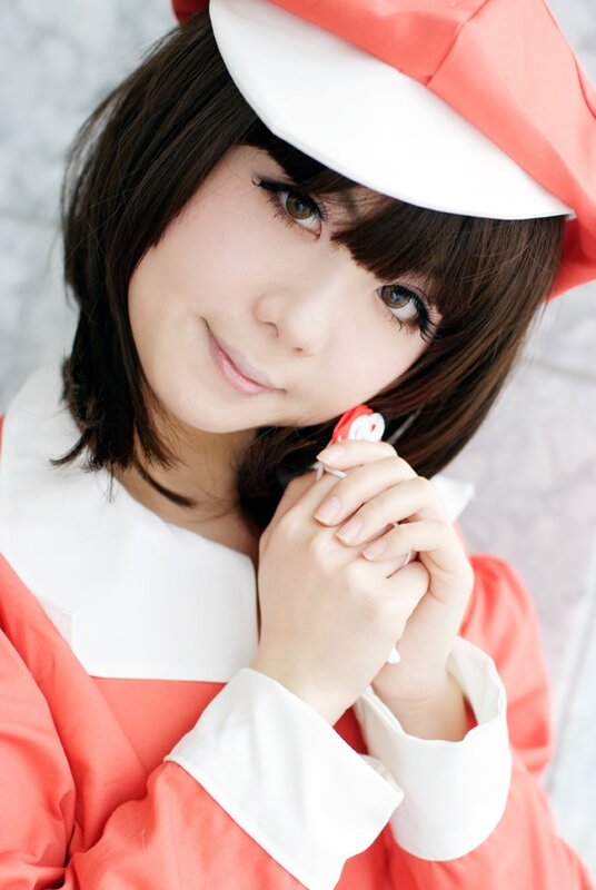 cosplayer in red and white outfit