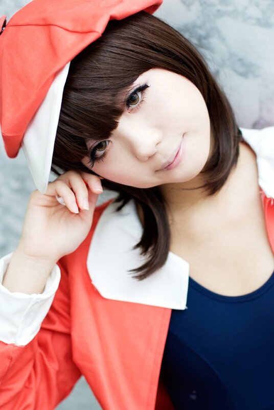cosplayer in red and white outfit
